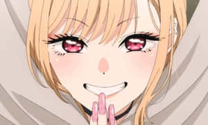 金髮粉紅眼的動漫女孩微笑，手指靠近嘴唇。