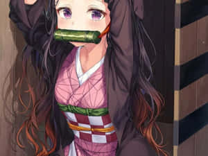 背靠木牆、戴著竹製口塞的粉紅和服動漫少女。
