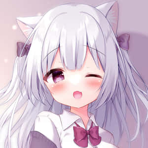 銀色頭髮和貓耳的動漫女孩，帶著開心的表情眨眼。
