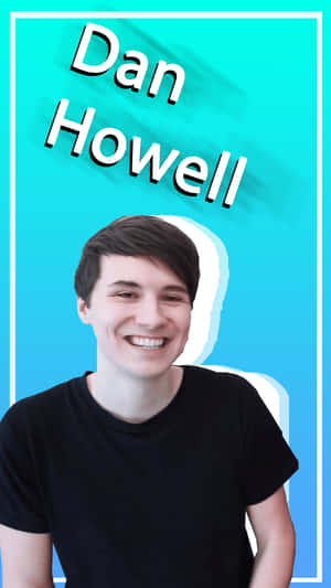 Dan Howell 穿著黑色T恤在藍綠色背景前微笑，並顯示他的名字。