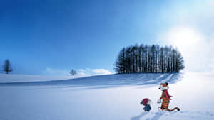一隻卡通老虎和一個孩子在雪地裡行走，背景有森林和藍天。 — 卡爾文與霍布斯 壁紙