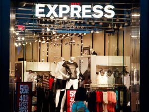 Express服裝店櫥窗，有人體模型同減價標誌。