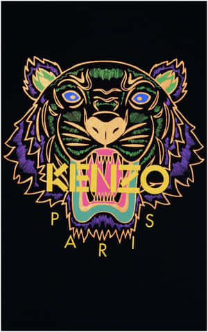 黑色T恤，帶有彩色繡花老虎頭及Kenzo Paris標誌。 — Galaxy Tab A9+ 壁紙