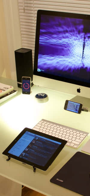 科技工作站，配有iMac、平板電腦和揚聲器，在明亮的桌面上 — 三星 Galaxy S20 壁紙
