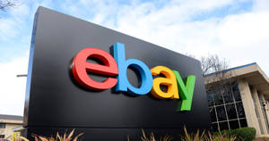 多雲天，現代辦公大樓外的彩色eBay標誌牌。 — 火影忍者海報 壁紙