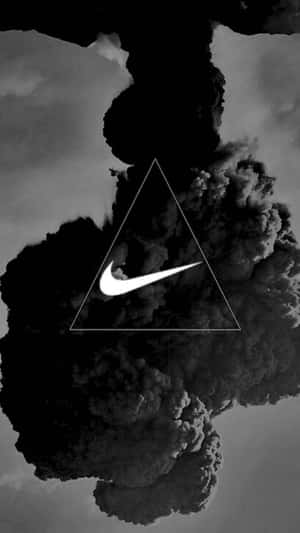 在黑暗暴風雲中的白色三角形內的Nike標誌。