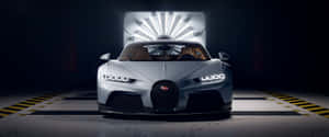 銀色Bugatti Chiron Super Sport 300+在黑暗的工作室中，背後有明亮的光線。
