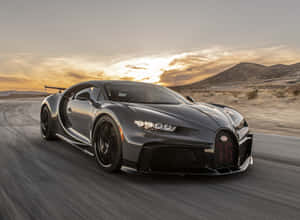 灰色Bugatti Chiron在金色日落下的沙漠公路上疾馳。