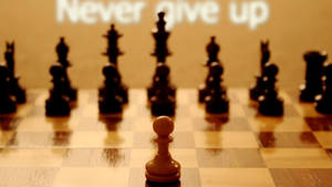 一個孤獨的棋兵，背後投射著「Never give up」。