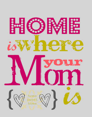 粗體粉紅色和黃色文字顯示「HOME is where your Mom is」，並帶有心形圖案。 — 簡單 壁紙