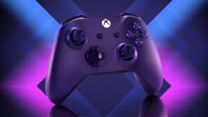 紫色Xbox控制器在反光表面上被霓虹燈照亮。 — Xbox GIF 壁紙