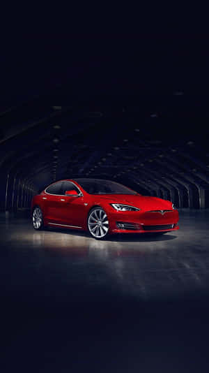 黑暗未來風格隧道中的紅色Tesla Model S，帶有彎曲的金屬牆壁。