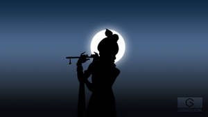 夜晚滿月下吹長笛的人的剪影。