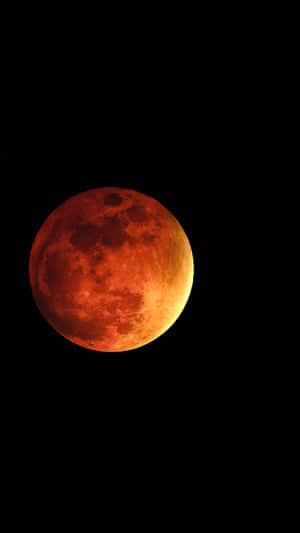 月全食期間，一輪發光的紅月映襯著黑色的天空。 — 月色夜空 壁紙