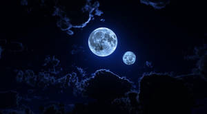 兩顆月亮在黑暗多雲的夜空中發光。