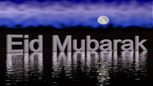 夜晚滿月下，Eid Mubarak文字倒映在水中。