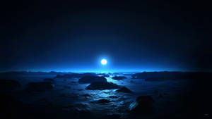月光在深藍色夜空下，映照在平靜的海洋上，伴隨著黑暗的岩石海岸。