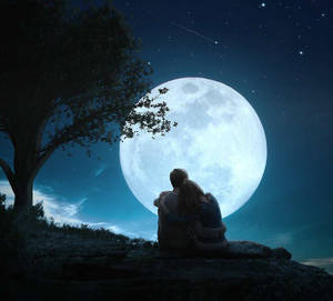 情侶在夜晚滿月下坐在一起，有星星和一顆流星。