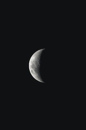 在黑色天空中帶有可見隕石坑的彎月 — 月色夜空 壁紙