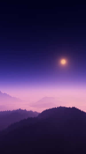 暮色中發光月亮下的紫色山脈 — 月色夜空 壁紙