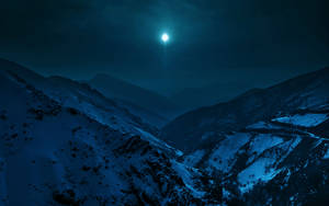 雪山谷在明亮月亮和星空下 — 月色夜空 壁紙