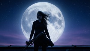 一個持劍的戰士站在星空下，面對一輪巨大的月亮。
