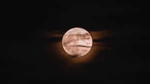 滿月穿過薄雲，在黑暗的夜空中閃耀。 — 月色夜空 壁紙