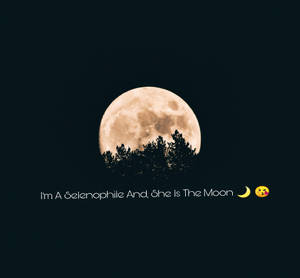 滿月在樹木剪影後升起，帶有文字「I'm A Selenophile And, She Is The Moon」和表情符號。