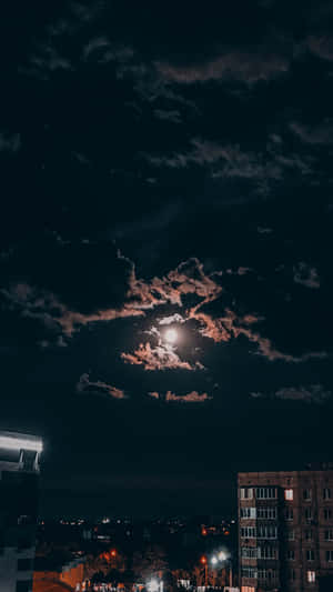 月光穿過雲層，灑落在夜晚的城市，街燈閃爍。