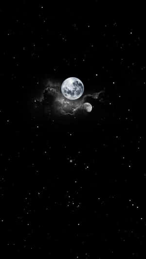 兩個月亮在星空和宇宙雲層中發光。