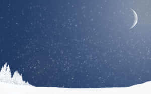 積雪的松樹在星空下，伴隨著一彎新月。