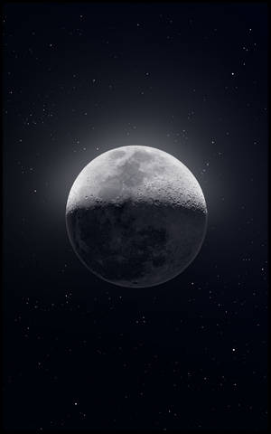 一個帶有隕石坑的詳細月亮，襯著繁星點點的夜空。