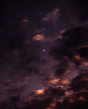 暮色天空中的月牙和星星，伴隨著紫色和橙色的雲彩 — 月色夜空 壁紙