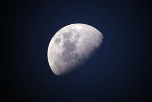 一個彎月，在黑暗的夜空中可見隕石坑。