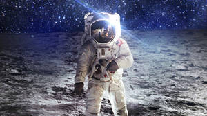 太空人在月球上，背景是地球，星空下。
