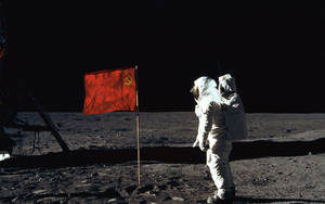 月球上的太空人與蘇聯國旗
