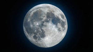 滿月，可見隕石坑和月海在夜空中發光。