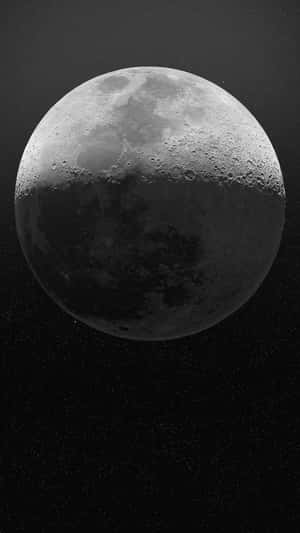 月球帶有隕石坑和陰影，襯托著繁星點點的夜空。 — 月色夜空 壁紙