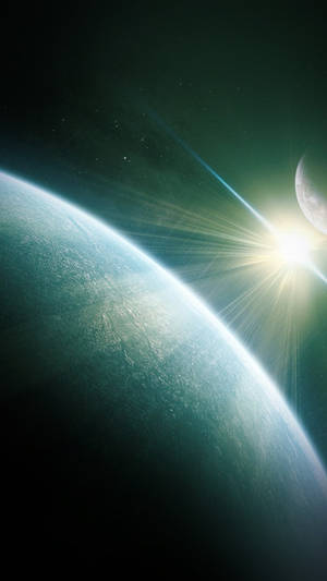 一顆青綠色行星沐浴在燦爛的陽光下，太空中有一彎新月和星星。 — 月亮 壁紙