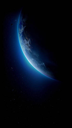 從太空看到的地球，帶有發光的藍色大氣層和星空背景。 — 鎖屏 壁紙