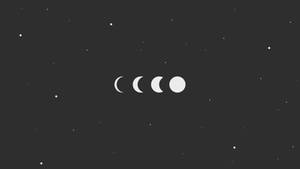 四個月亮相位排成一排，背景是繁星點點的夜空。