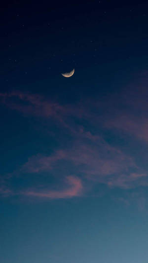 繁星夜空下紫色雲層上的月牙