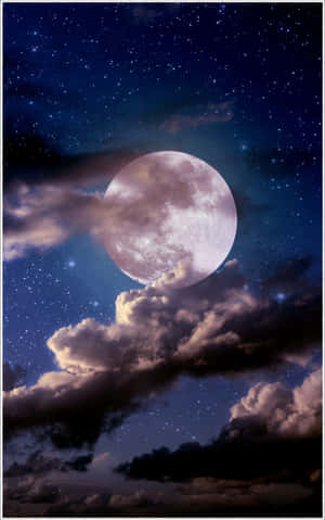 滿月在繁星點點的夜空中穿過雲層閃耀。