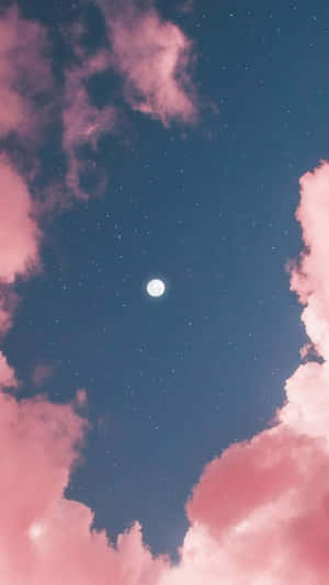 粉紅雲朵襯托著發光的月亮，背景是繁星點點的夜空。