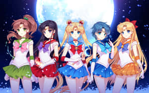 五位身穿水手服的動畫女孩在繁星點點的夜空下，在滿月下擺姿勢。