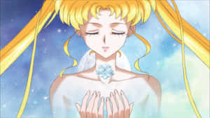 動漫角色，金色頭髮，閉著眼睛，在星空背景下拿著發光水晶。 — 美少女戰士 壁紙
