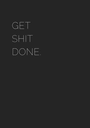 極簡勵志名言 get shit done 以白色文字顯示在深灰色背景上