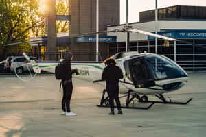 日落時分，兩人在VIP直升機停機坪準備登上白色直升機。