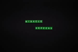 綠色單詞瓷磚在深色背景上拼出 miracle happens。