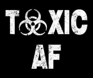 警告標誌，帶有 toxic af 文字和生物危害標誌，以磨損白色呈現於黑色背景上。